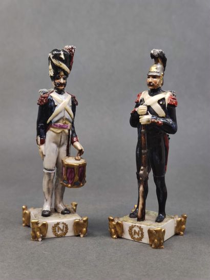 Ensemble de neuf statuettes en biscuit et...