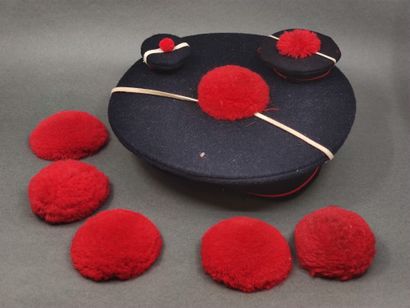 Un béret de sous marinier

Cinq petits pompons

Petite...