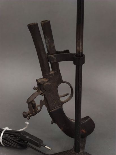 Pied de lampe, orné d'un pistolet double...