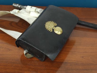 Giberne en cuir à motif à la grenade, en...