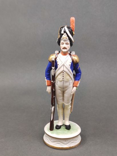 Ensemble de neuf statuettes en biscuit et...