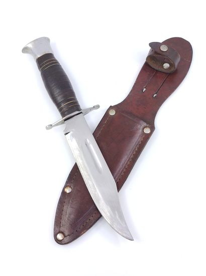 Set including : 

Dagger. Handle with leather...