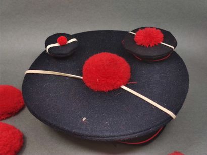 Un béret de sous marinier

Cinq petits pompons

Petite...