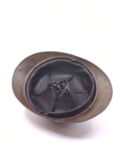 Casque Adrian modèle 15 d’infanterie. 

Repeint....