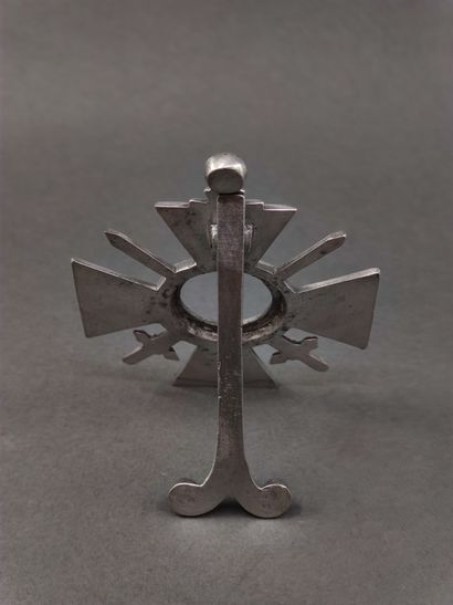 Cadre présentoir argenté à la croix de guerre....