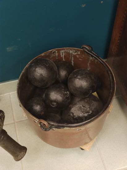 Lot de 11 boulets de canon dans un chaudron...