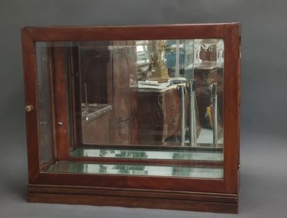 VITRINE à poser en noyer rectangulaire ouvrant...