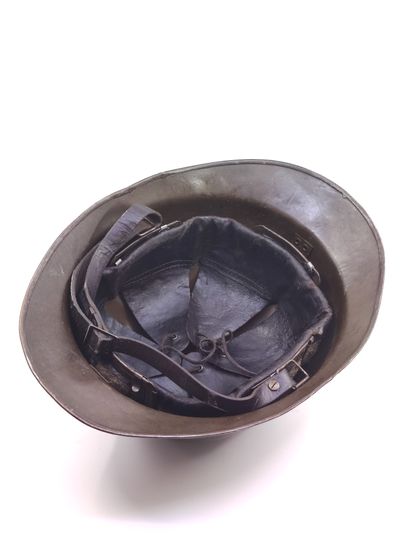 Casque Adrian modèle 26 d’infanterie. 

Bombe...