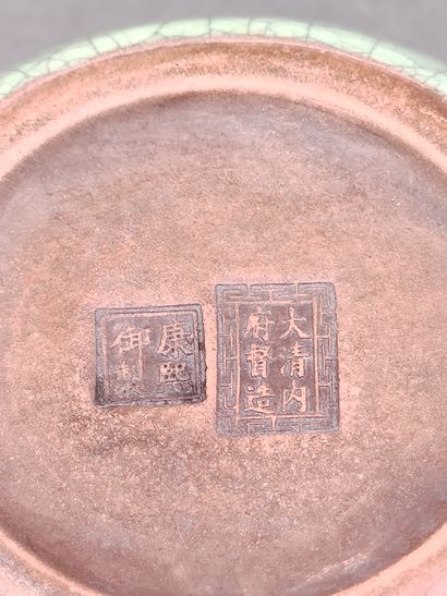 CHINE

Petite théière, couleur céladon marquée...