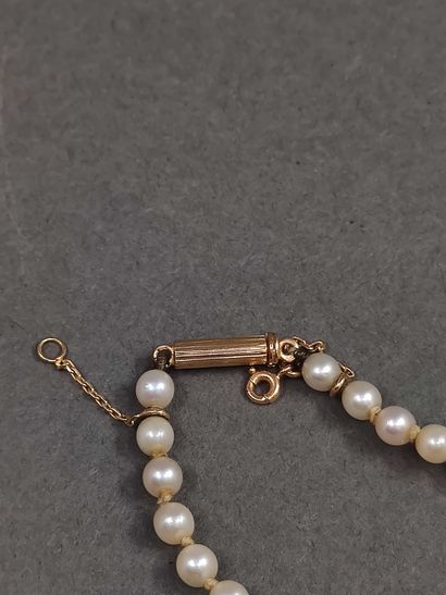COLLIER de 85 perles en chute, fermoir à...