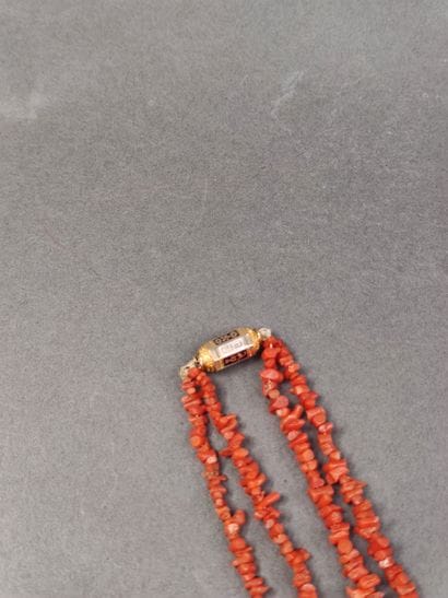 COLLIER corail, à double rang ras de cou

Fermoir...