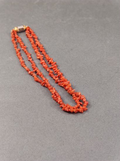 COLLIER corail, à double rang ras de cou

Fermoir...