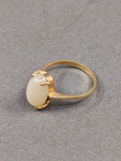 BAGUE en or jaune 750 ° ornée d'un cabochon...