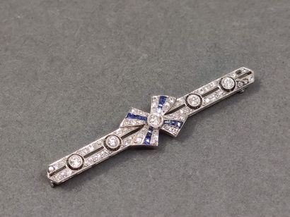 BROCHE barette en or gris 750° ornée de diamants...