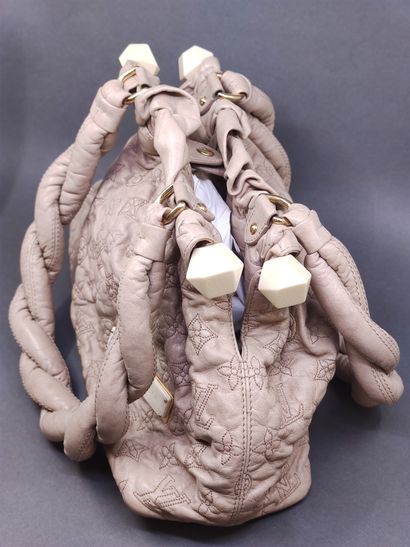 
LOUIS VUITTON STRATUS Olympe Beige




Sac...