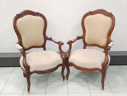 
Mobilier de salon en noyer mouluré et sculpté




Garniture...