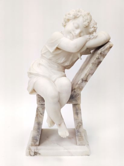 Sculpture de marbre blanc, représentant un...