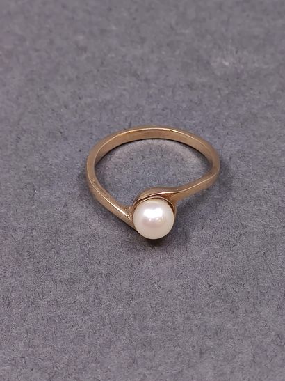 BAGUE en or jaune 750° ornée d'une perle...