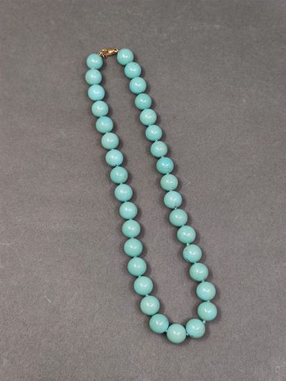 COLLIER de perles de turquoises, fermoir...