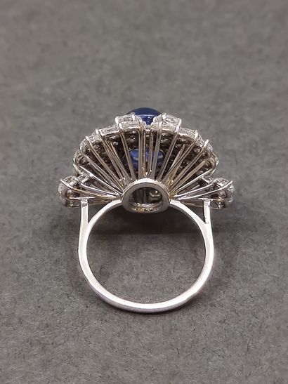 IMPORTANTE bague en or gris 750° ornée d'un...