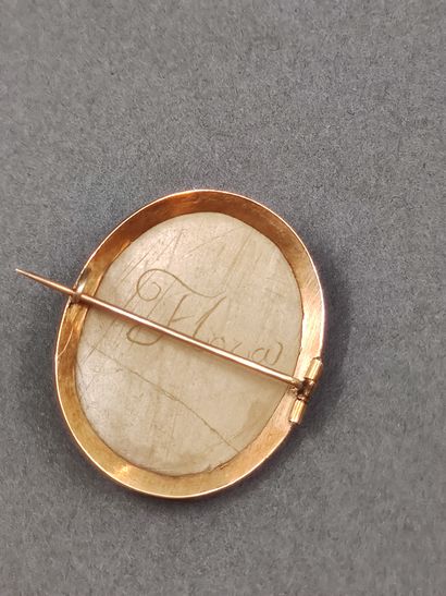 BROCHE cerclage en or jaune 750° ornée d'un...