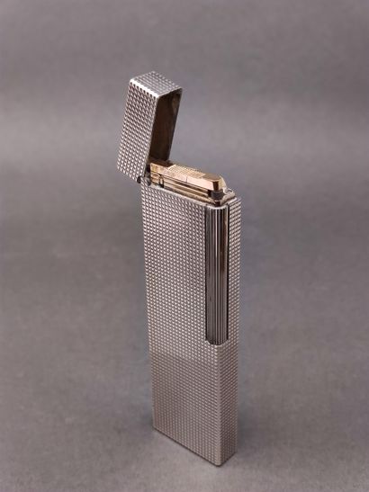DUPONT

Briquet en metal argenté guilloc...