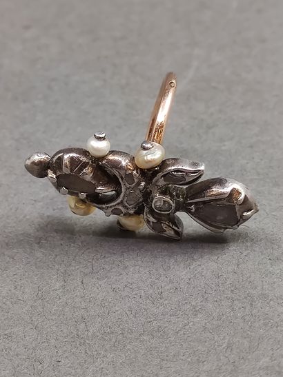 BAGUE fleur de lys en or 750 °et argent ornée...