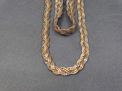 
PARURE comprenant :



Collier trois ors...