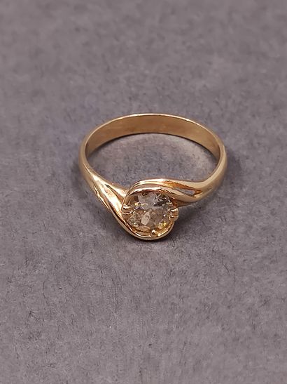
BAGUE en or jaune 750° ornée d'un diamant...