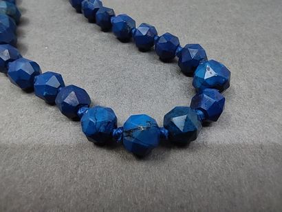 COLLIER de perles facettées en lapis lazulli,...