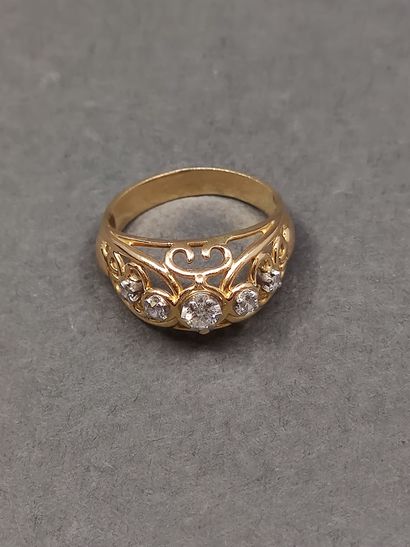 BAGUE dôme en or jaune 750° ornée d'un diamant...