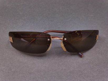CHANEL 

Paire de lunettes de soleil