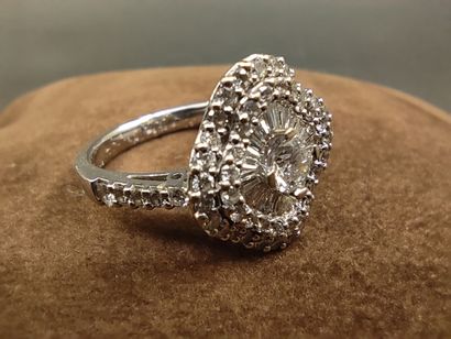 BAGUE en or gris 750° ornée d'un diamant...
