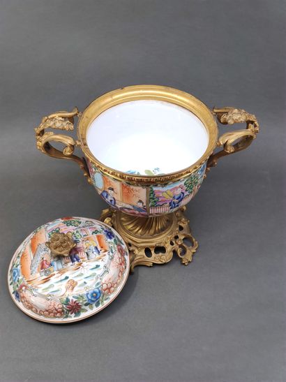 
CANTON



Pair of porcelain covered pots...
