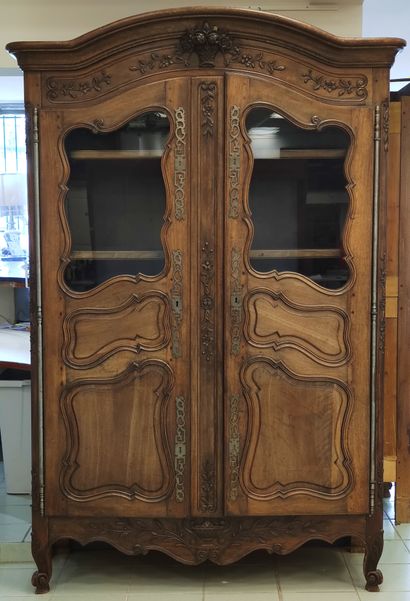 Vitrine provençale en noyer mouluré et sculpté,...