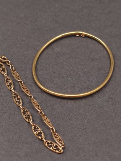 DEUX bracelets en or jaune 750° pour enfants...