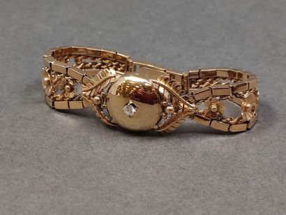 BRACELET en or jaune 750° orné d'un diamant...