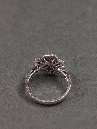 BAGUE en or gris 750° ornée d'un diamant...