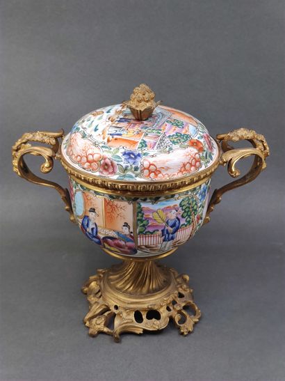 
CANTON



Pair of porcelain covered pots...