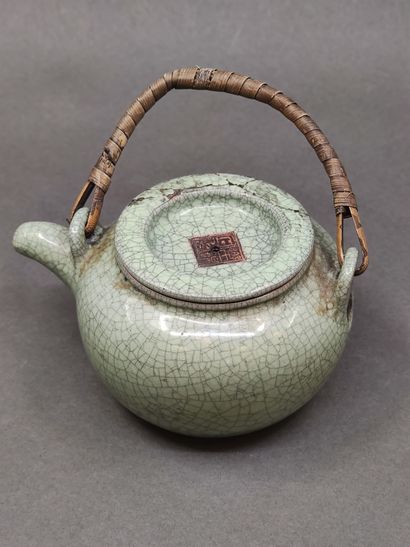 CHINE

Petite théière, couleur céladon marquée...