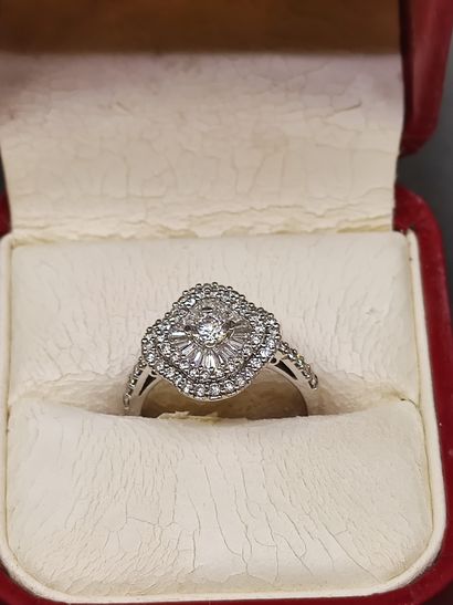 BAGUE en or gris 750° ornée d'un diamant...