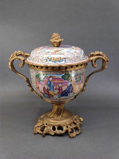 
CANTON



Pair of porcelain covered pots...