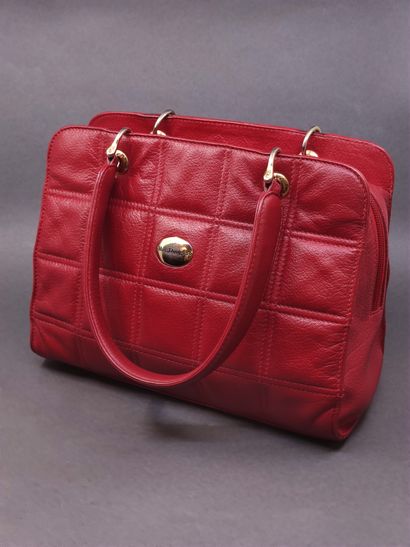MAC DOUGLAS 

SAC à main en cuir rouge 

Dans...