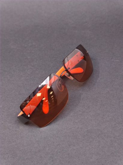CHANEL

Paire de lunettes de soleil