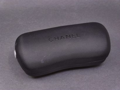 CHANEL

Paire de lunettes de soleil
