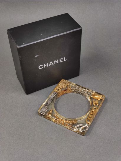 CHANEL

Bracelet en plexiglas decoré de morceaux...