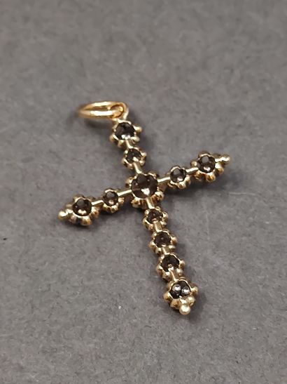 PENDENTIF croix en or jaune 750° sertie de...