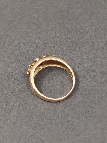 BAGUE en or jaune 750° ornée d'un saphir...