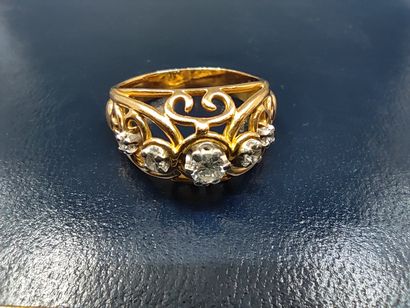 BAGUE dôme en or jaune 750° ornée d'un diamant...