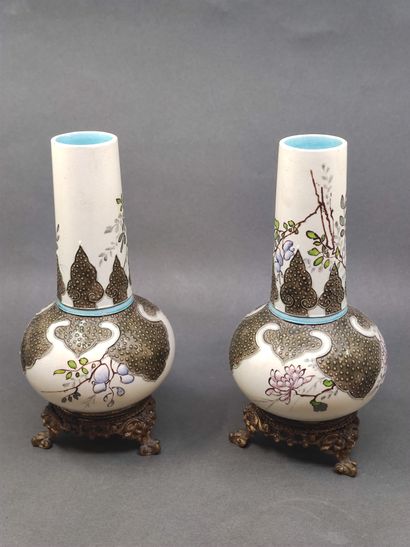 Paire de vases soliflores en faïence à décor...